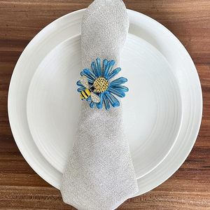 Anneaux de serviette en métal fleur de marguerite avec décoration de table au design exclusif pour mariages et fêtes - Product Image 5