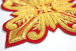 Badge 3D brodé à la main avec applique en fil d'or sur toile de velours rouge, qualité supérieure - Product Image 5