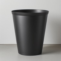 Poubelle en laiton fabriquée à la main avec revêtement noir brossé conçue pour les intérieurs décoratifs et l'esthétique de la vie moderne.