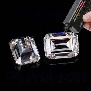 Moissanite D VVS1 certifiée taille émeraude, diamant non monté - Product Image 1