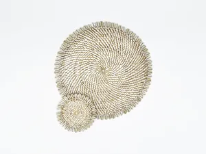 Plato de Carga de Ratán Natural con Concha Marina - Product Image 2