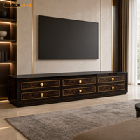Meuble TV moderne de luxe léger avec finition grain de bois brillant, 6 tiroirs, poignées dorées, design long et bas pour salon