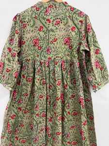 Vestido Maxi de Algodón con Estampado Floral Verde Oliva, Cuello en V, Estilo Boho - Product Image 4