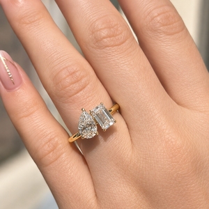 แหวนแต่งงาน Toi Et Moi Pear & Emerald Diamond ประดับเพชรและมรกต ชุบทองคำชมพู แหวนหมั้นผู้หญิง ดีไซน์หรูหรา แหวนขอแต่งงานประดับโมอิสซาไนต์ - Product Image 5