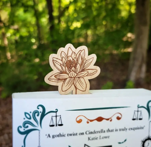 Marcapáginas de madera hecho a mano con flores hawaianas-Regalo artístico en caja decorativa para lectores ecológicos - Product Image 5