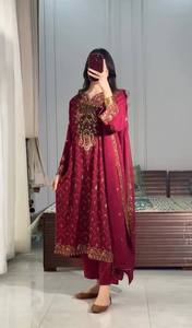 ชุดเสื้อคลุมขนสัตว์เทียมดีไซน์เนอร์ พร้อมกางเกงและผ้าคลุมไหล่ ปักลายสวยงาม สำหรับงานปาร์ตี้ - Product Image 2