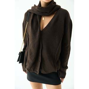 เสื้อคาร์ดิแกนสีน้ำตาลเข้มพร้อมผ้าพันคอในตัว - Product Image 5