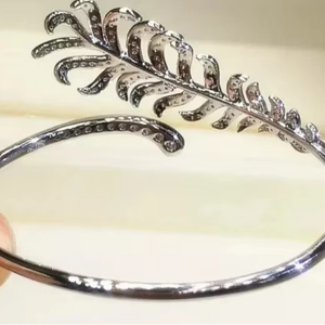 Pulsera de mujer de pluma de moissanita de corte redondo blanco de plata esterlina 925 - Product Image 1