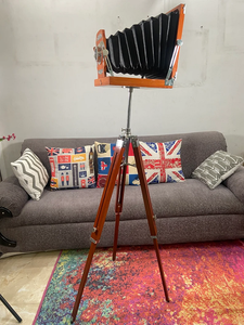 Appareil photo personnalisé à l'ancienne avec trépied en bois, décor marron vintage pour bureau à domicile ou affichage photographique - Product Image 3