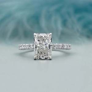 Anillo de compromiso con halo de diamantes pavé de corte radiante, certificado IGI, engaste oculto - Product Image 1