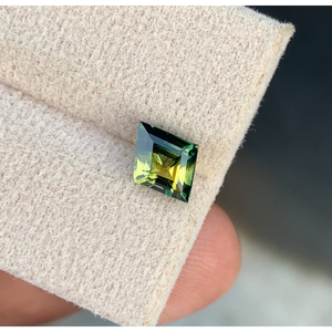 Zafiro verde azulado natural de Madagascar de 1.65 CT con corte excelente. - Product Image 1