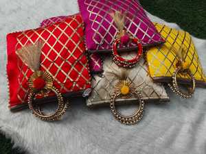 การออกแบบสารพันคุณภาพสูงและกระเป๋าโปรดปรานงานแต่งงานของผู้หญิงหลายสีสําหรับของขวัญคืนและของขวัญเทศกาล Rakhi สําหรับน้องสาวน่ารัก - Product Image 3