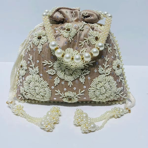 Bolso informal de marca Potly para niñas, diseño de bolso elegante con bordado de tela Vient, bolsillo interior, bolso de partición individual - Product Image 1