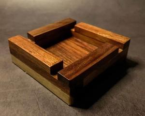 ที่เขี่ยบุหรี่ตั้งโต๊ะสไตล์อเมริกันสี่เหลี่ยมทำจากไม้เนื้อแข็งคุณภาพระดับพรีเมียมพร้อมเส้นสายที่ทันสมัยสำหรับบ้านและการตกแต่งภายในที่ทันสมัย - Product Image 4