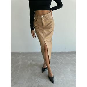 Falda de cuero beige para mujer con abertura - Product Image 4