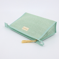 Pochette en paille recyclée avec pompon en raphia, logo personnalisé, pochette cosmétique personnalisée, cadeau, pochette zippée pour l'été et la plage