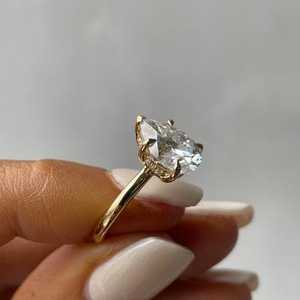 Anillo de Compromiso con Halo Oculto de Diamantes Cultivados en Laboratorio de 2.30 Quilates, Certificado IGI en Oro Amarillo, Impresionantes Anillos de Diamantes - Product Image 2