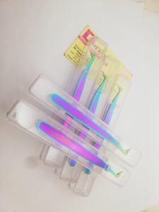 Pinzas de extensión de pestañas Mega Volume con logotipo personalizado, herramienta de belleza esencial con punta de fibra, acero inoxidable recubierto de arcoíris - Product Image 2