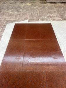 Carreaux de sol polis en granit rouge Jhansi pour salon, salle à manger, villa, parc, style design moderne - Product Image 2