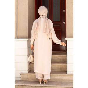 Aerobin Beige Hijab Conjunto de 2 piezas con botones Ropa cómoda para mujer de Cuello - Product Image 1