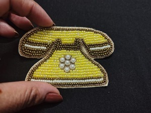 Broche de Flores Amarillo Hecho a Mano con Cuentas y Detalles Dorados, Elegante Accesorio de Solapa con Flores Adornadas para Bolsos, Vestidos y Abrigos - Product Image 4