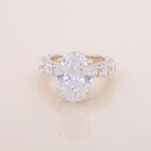 Anillo de Compromiso con Diamante Ovalado Cultivado en Laboratorio de 5.04CT con Piedras Laterales Redondas, Oro Amarillo, Blanco y Rosa de 9K, Anillo Nupcial de Lujo - Product Image 1