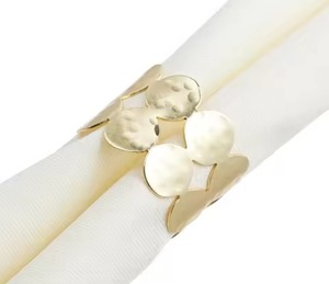 Les ronds de serviette en bois faits à la main offrent un look sophistiqué et chaud, parfaits pour les décors de table élégants, bohèmes et scandinaves - Product Image 3