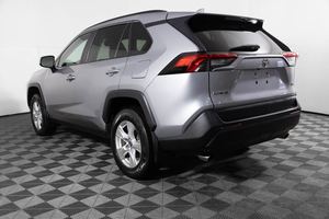 Toyota RAV4 XLE FWD SUV Eficiente y Confiable para Familias, Transmisión Automática, Volante a la Izquierda, Cuero Oscuro, Turbo, Cámara - Product Image 3