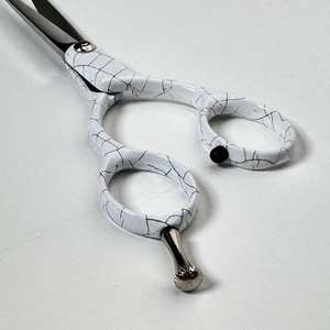 กรรไกรตัดผมปลายแหลมคมกริบ ทำจากสแตนเลสคุณภาพสูง ปรับแต่งได้ ขนาด 5.5 นิ้ว ใบมีดตรง สำหรับคนถนัดขวา สีขาวลายแตก - Product Image 4