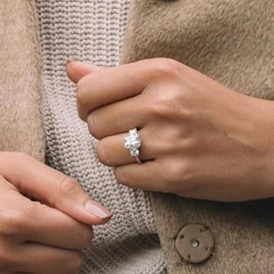 Anillo de Compromiso de Oro Blanco con Corte Cojín Alargado, Anillo de Boda de Tres Piedras, Anillo de Conjunto Nupcial, Regalo de Aniversario - Product Image 5