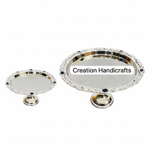 Plateau carré en acier inoxydable avec design en perles plaqué argent pour servir des chocolats, des desserts et présenter des chocolats - Product Image 3