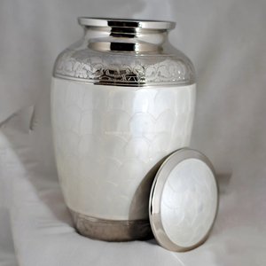 Urna de cremación de latón blanco perla para cenizas humanas Urna conmemorativa hecha a mano para adultos Proveedor al por mayor Fabricante Exportador - Product Image 4