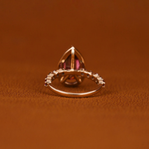 Bague de fiançailles classique plaquée or 18 carats avec diamant rose taille poire créé en laboratoire et diamants ronds roses et blancs sur les côtés - Product Image 5