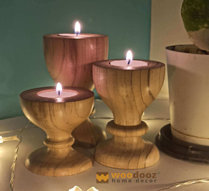 Deux bougeoirs rectangulaires en bois, chacun avec un accent chaud en résine ambrée, tiennent parfaitement deux bougies chauffe-plat. - Product Image 3