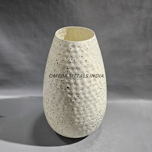 Jarrón negro brillante con forma de lágrima suave que se estrecha con gracia hacia la base y se complementa con un cuello estrecho - Product Image 2