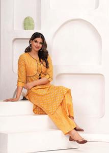 Kurti imprimé en coton élégant pour femmes avec collection de bas ensembles de vêtements ethniques en gros pour la fête décontractée d'été - Product Image 3