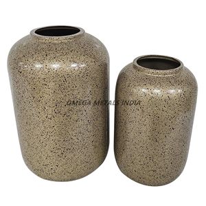 Vase décoratif en métal rose avec texture de glace craquelée et design en queue de poisson à long cou, parfait pour les accents sophistiqués de décoration intérieure - Product Image 3