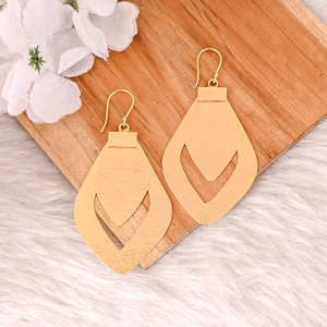 Pendientes Largos de Diseño Único de Alta Calidad, Pendientes Hechos a Mano con Baño de Oro Amarillo sobre Latón, Joyería de Diseño para Mujer, Regalos - Product Image 1