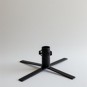 Support d'arbre de Noël en métal patiné doré de qualité supérieure fabriqué à la main avec des motifs gravés conçus pour les vacances saisonnières décoratives - Product Image 1