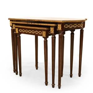 Ensemble de tables gigognes classiques de luxe en bois avec incrustations de marqueterie détaillées et accents dorés antiques pour maisons élégantes - Product Image 3