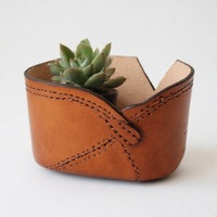 Pot en cuir artisanal miniature fait pour des écrans verts silencieux avec une finition douce et une coloration naturelle douce