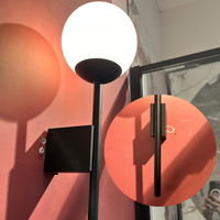 Lampe Globe murale avec sphère en verre opale blanc et base noire mate Design moderne minimaliste pour un éclairage ambiant doux