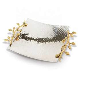 Bandeja de aluminio con mango de vino dorado de gran venta con diseño cuadrado martillado, perfecta para mesa de centro, desayuno, bebidas y aperitivos - Product Image 3