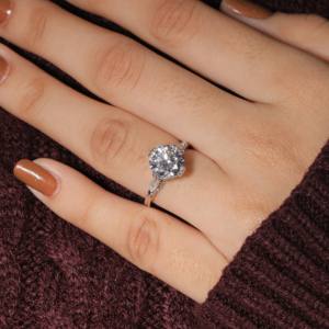 แหวนหมั้นเพชรแบบโซลิแทร์สำหรับผู้ใหญ่โซเฟียเจียระไน3.08ct ทอง14K ก้านหนาขนาด8มม. ทันสมัยก้านชุบทอง14K - Product Image 2