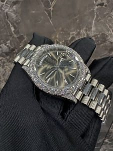 Montre de luxe en acier inoxydable ronde avec diamant moissanite, mouvement à quartz, affichage analogique de la date, style hip-hop, élégante, antique, tendance - Product Image 2