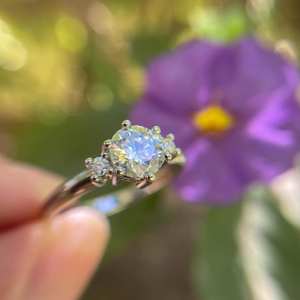 Bague de fiançailles en diamant taille ronde de 7mm | Pierres latérales à six broches | OEM de bijoux fins de mariage de mariée en argent sterling plaqué or 18 carats - Product Image 3