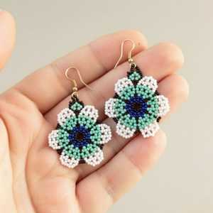 Boucles d'oreilles pendantes classiques en alliage de zinc et plastique, motif fleur et papillon, ornées de perles et de diamants, idéales pour les fêtes - Product Image 3