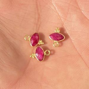 Colgante con Bisel de Rubí Teñido, Forma de Marquesa, Dije Delicado Chapado en Oro con Tres Colgantes Rawa - Product Image 3