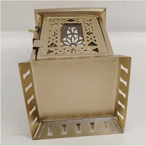 Farol de Vela Marroquí de Metal con Acabado Dorado, Paneles de Vidrio con Tallado Floral, Brillo Cálido Suave, Ideal para Decoración Festiva - Product Image 2