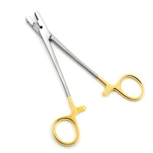 Portaagujas Cruzado de Carburo de Tungsteno y Acero Inoxidable de Alta Calidad con Logotipo Personalizado, Recubierto en Oro, con Anillas para los Dedos - Product Image 1